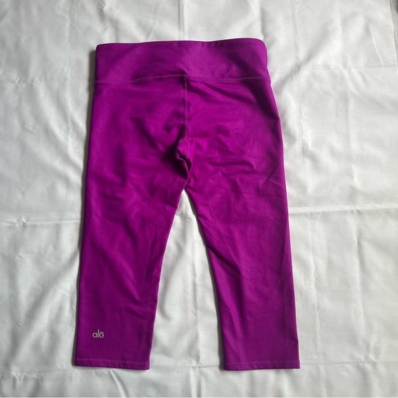 ALO Yoga. Size M. Fuchsia Cropped Leggings. - Picture 2 of 5